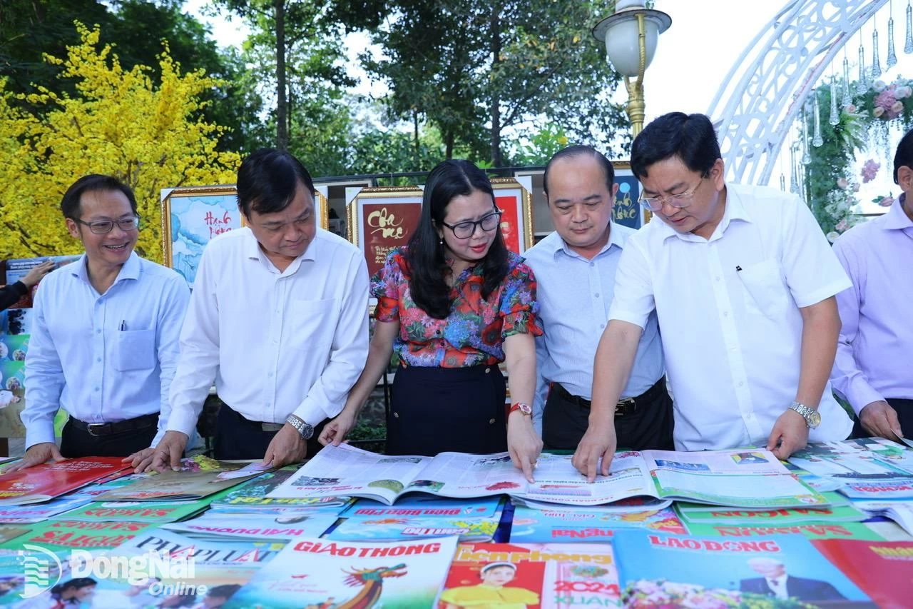 dong nai trung bay hon 100 dau bao cua cac co quan bao chi trung uong va dia phuong hinh 1