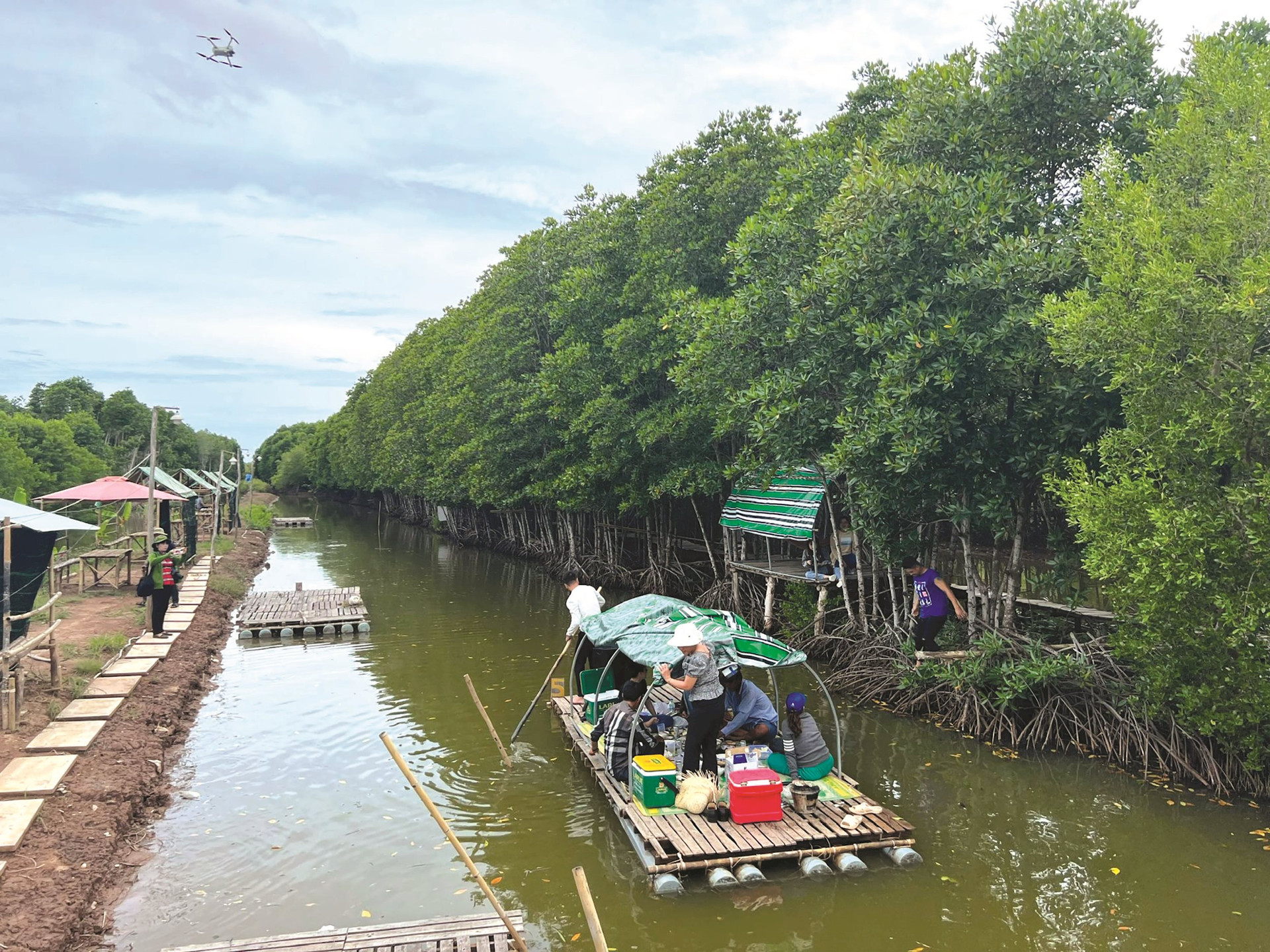 du-khach-di-be-noi-tham-quan-phong-canh-rung-phong-ho-tai-diem-du-lich-sinh-thai-nong-trai-tom-khoe..jpg