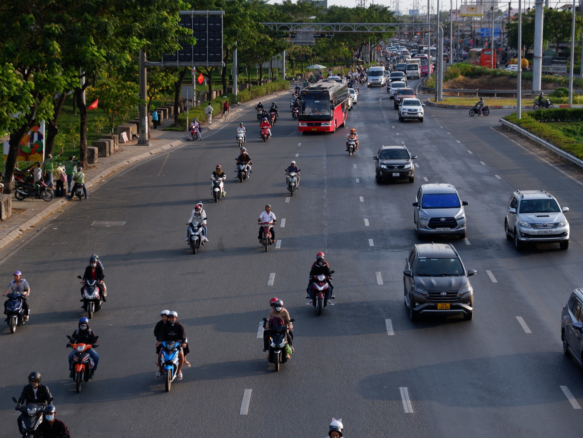 Đường phố TPHCM thông thoáng trong ngày làm việc đầu năm ảnh 1