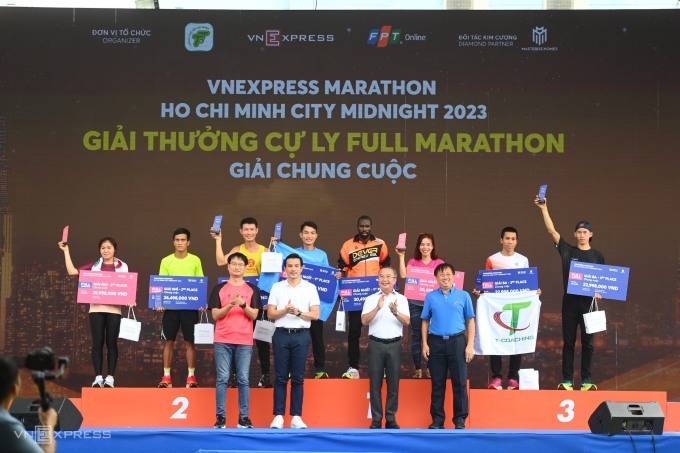 Runner nhận giải thưởng ở VnExpress Marathon Ho Chi Minh City Midnight 2023. Ảnh: VM