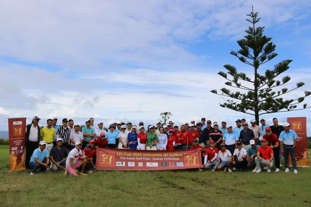 Các tay golf tham dự giải đấu “Tết Cup 2024” và tham gia sự kiện gây quỹ từ thiện. (Ảnh: Thanh Tú/TTXVN)