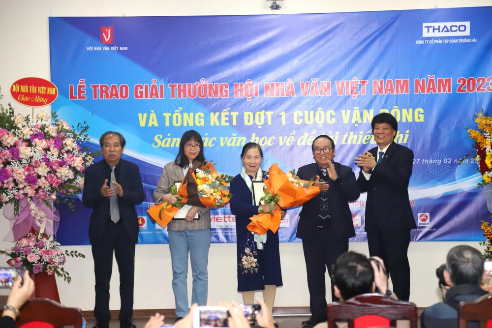 Lãnh đạo Hội Nhà văn Việt Nam trao giải cho các tác giả. (Ảnh: CTV/Vietnam+)