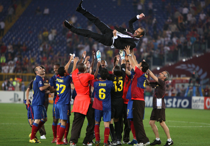 Các cầu thủ Barca tung hô Guardiola sau trận chung kết Champions League thắng Man Utd 2-0 năm 2009, tại Rome, Italy. Ảnh: PA