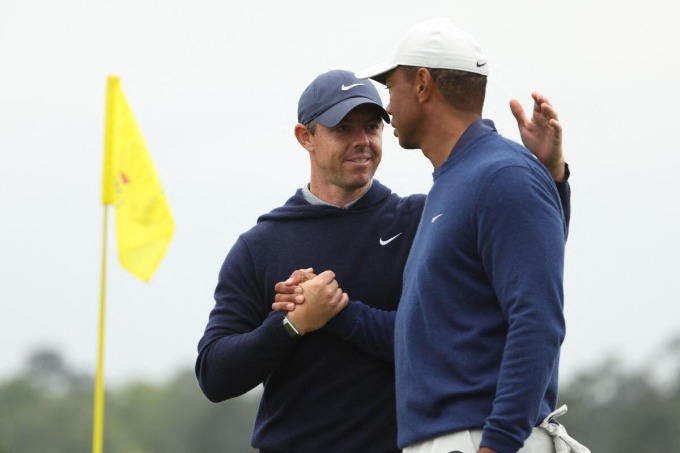 Tiger Woods và Rory McIlroy sẽ vào nhóm được chia cổ phần cao nhất khi PGA Tour Enterprises cổ phần hóa. Ảnh: AFP