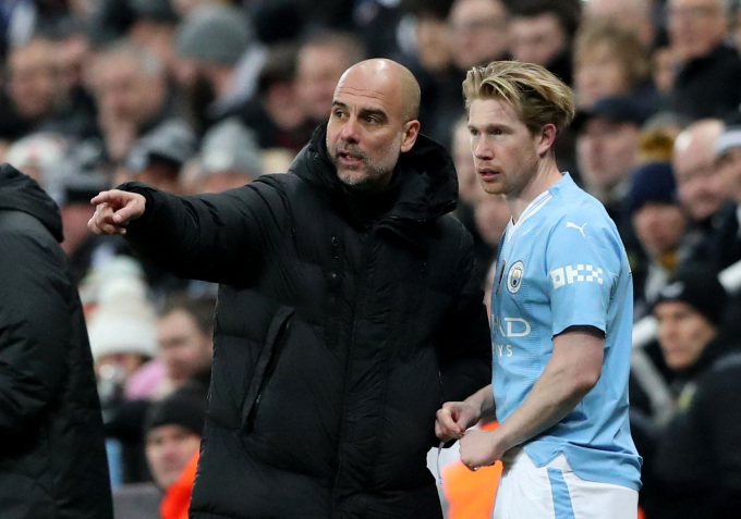 HLV Guardiola chỉ đạo khi tung Kevin de Bruyne vào sân trong trận Newcastle - Man City ở vòng 21 Ngoại hạng Anh trên sân St James Park ngày 13/1/2024. Ảnh: Reuters