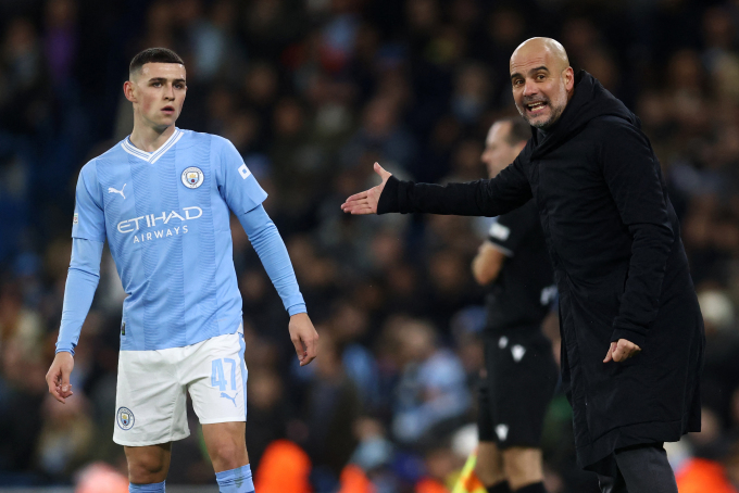 HLV Guardiola chỉ đạo Phil Foden trong một trận của Man City mùa 2023-2024. Ảnh: AFP