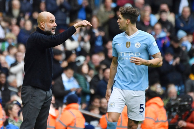 HLV Pep Guardiola chỉ đạo John Stones trong trận đấu Everton ở vòng 24 Ngoại hạng Anh. Ảnh: AP