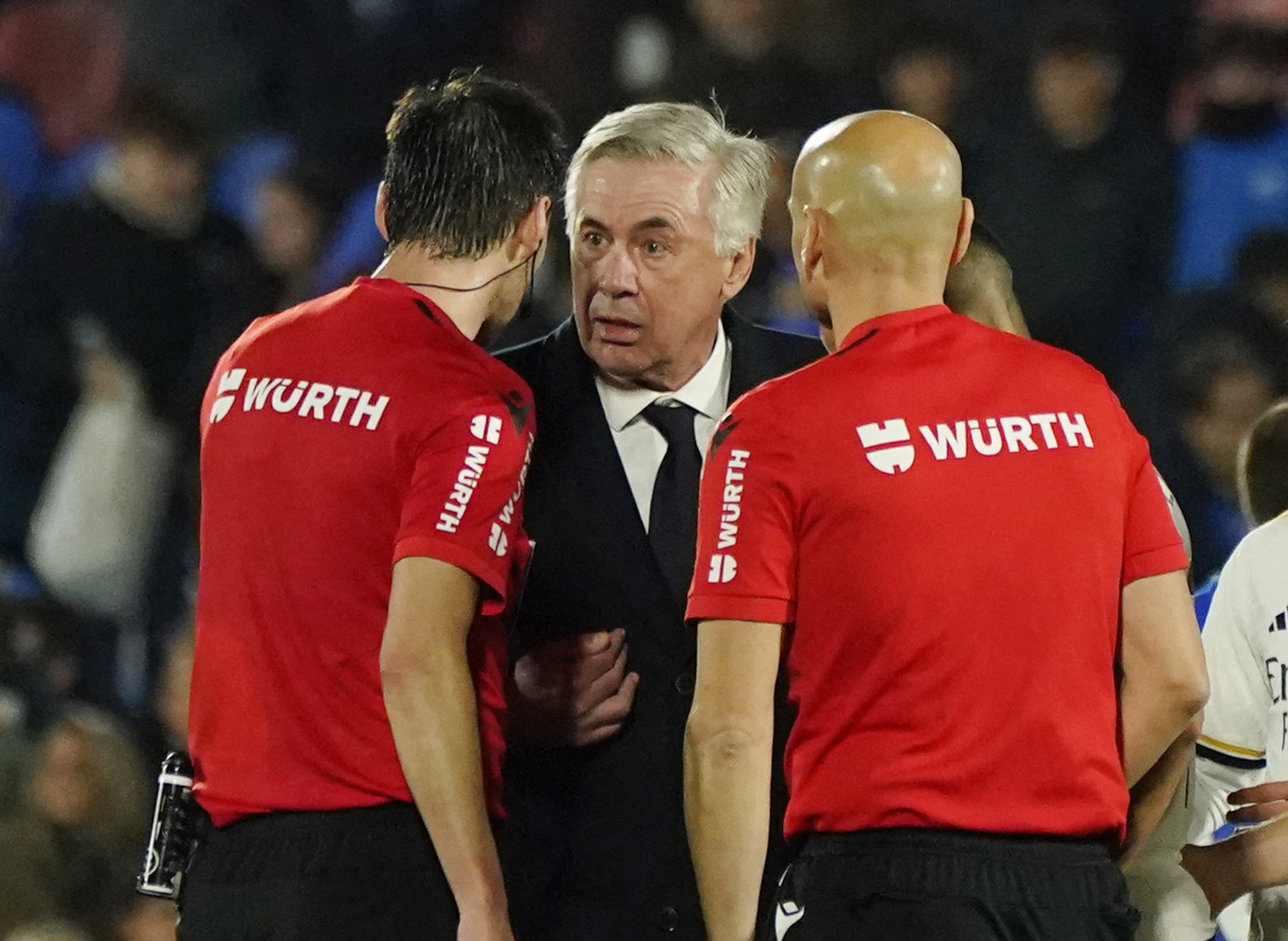 HLV Ancelotti khiến CĐV kinh ngạc khi chạy vào sân phản ứng với trọng tài- Ảnh 1.