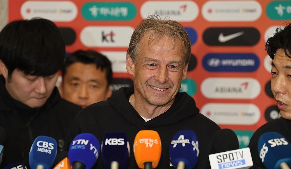 HLV Klinsmann rạng ngời trả lời phỏng vấn dù bị CĐV la ó, yêu cầu từ chức. 