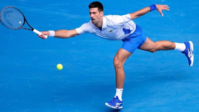 Djokovic cứu bóng trên sân Rod Laver Arena, tại Australia Mở rộng 2024. Ảnh: Reuters