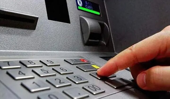 Hạn mức chuyển tiền tối đa tại cây ATM phụ thuộc vào từng loại thẻ. (Ảnh minh họa)