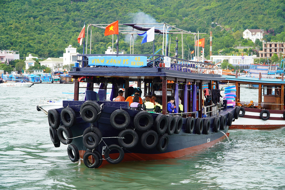 Từ bến t&agrave;u du lịch Nha Trang, c&aacute;c du kh&aacute;ch sẽ di chuyển bằng t&agrave;u cao tốc hoặc t&agrave;u gỗ để đi c&aacute;c điểm lặn biển, tham quan c&aacute;c đảo H&ograve;n Mun, H&ograve;n Tằm, Vịnh San h&ocirc;...