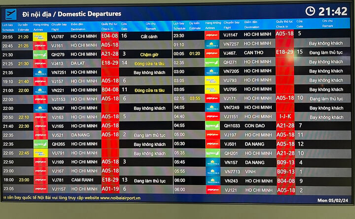 Màn hình thông báo các chuyến bay đêm ngày 5, rạng sáng ngày 6/2 tại sân bay Nội Bài (Hà Nội) cho thấy rất nhiều chuyến bay rỗng bay vào TP.HCM. (Ảnh: T.B)