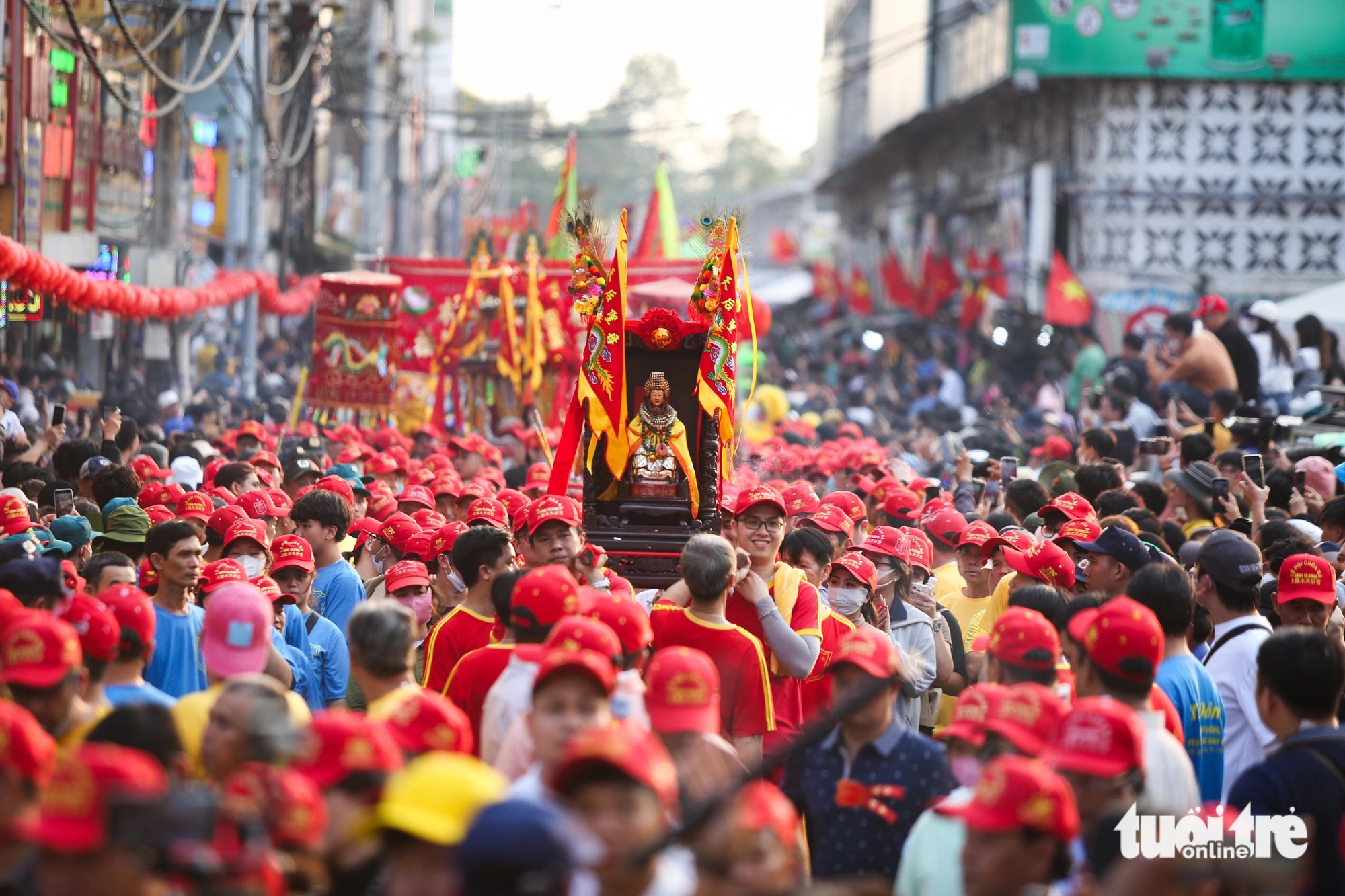 Chiều 24-2 (rằm tháng giêng), hàng ngàn người dân tham gia lễ rước kiệu chùa Bà Bình Dương. Điểm nhấn là đoàn rước tượng và kiệu Thiên Hậu Thánh Mẫu từ chùa đi vòng quanh các tuyến phố. - Ảnh: PHƯƠNG QUYÊN 