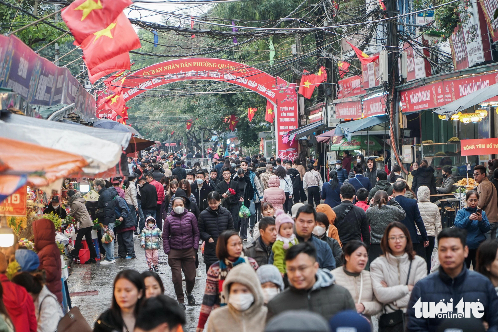 Lối vào phủ Tây Hồ đông kín người sáng 24-2 - Ảnh: PHẠM TUẤN