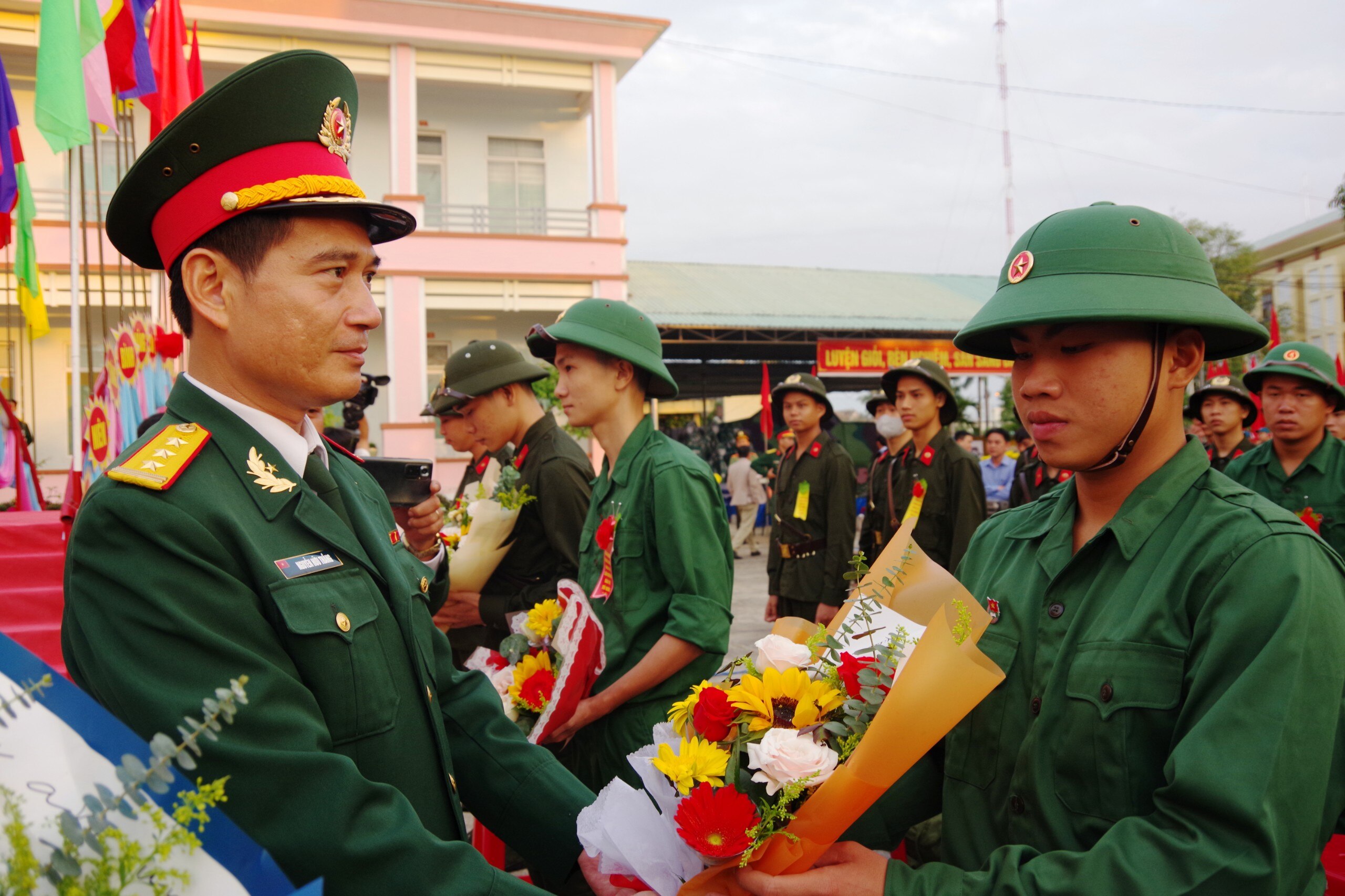 Sự kiện - Miền Trung: Hàng ngàn thanh niên lên đường nhập ngũ