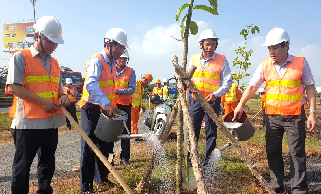 Hàng nghìn cây xanh được trồng dọc các tuyến quốc lộ sau Tết- Ảnh 11.