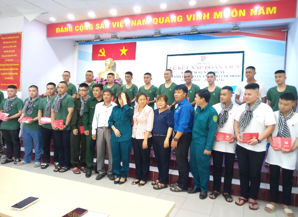 Thanh ni&ecirc;n tr&uacute;ng tuyển NVQS thuộc phường 8, quận 6 (TP Hồ Ch&iacute; Minh) chụp ảnh lưu niệm với l&atilde;nh đạo Đảng ủy &ndash; UBND v&agrave; c&aacute;c đo&agrave;n thể phường trước khi về &ldquo;Hội trại t&ograve;ng qu&acirc;n&rdquo;.&nbsp;