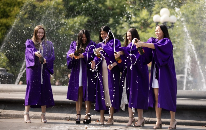 Sinh viên Đại học New York - trường top 35 tại Mỹ - trong lễ tốt nghiệp tháng 5/2023. Ảnh: New York University