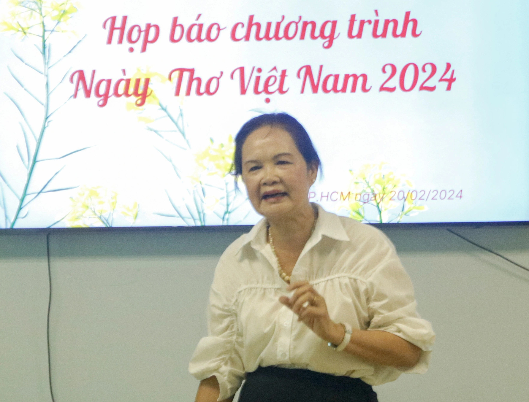 Nhà văn Bích Ngân - chủ tịch Hội Nhà văn TP.HCM, chia sẻ trong họp báo - Ảnh: HỒ LAM