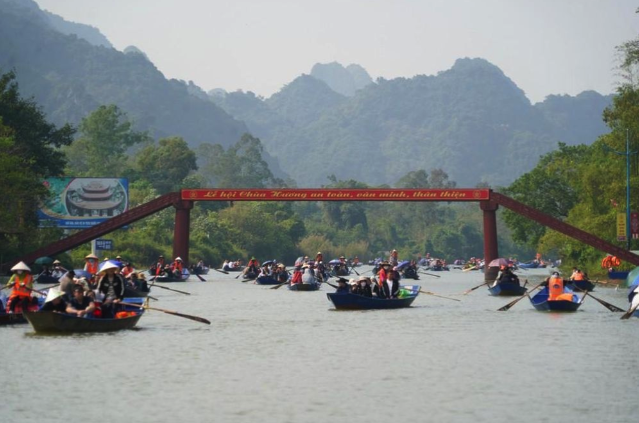 Hơn 2 vạn du khách đến chùa Hương trong ngày mùng 3 tết Giáp Thìn- Ảnh 1.