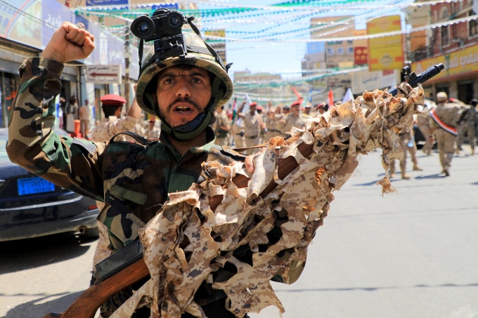 Tay súng Houthi diễu binh trên đường phố thủ đô Sanaa, Yemen, hồi tháng 10/2023. Ảnh: AFP