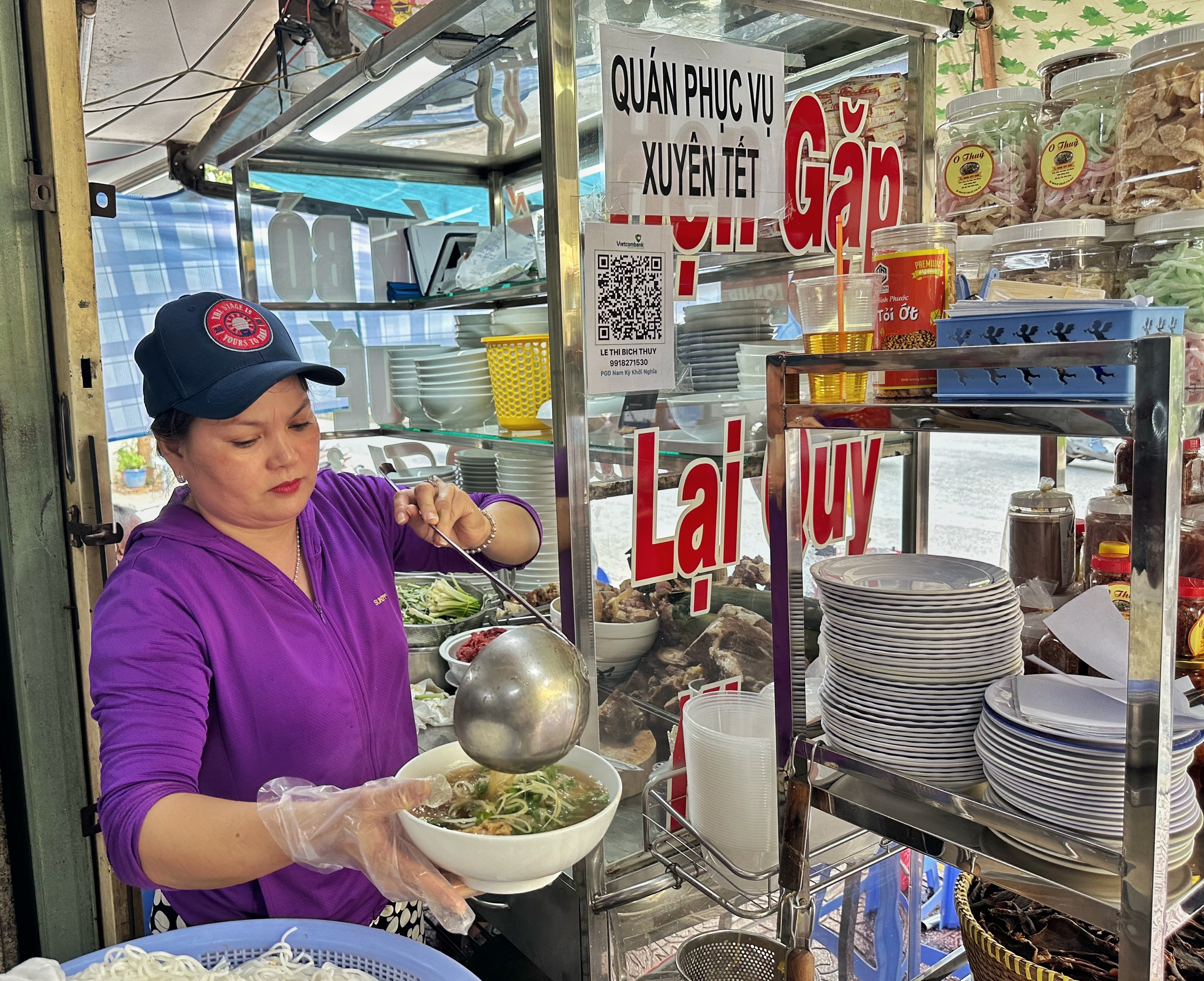 Hủ tiếu, bún bò… TP.HCM bán xuyên tết, có quán mở 24/24: Giá tăng thế nào?- Ảnh 1.