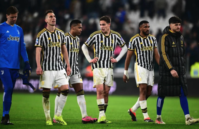 Cầu thủ Juventus thất vọng sau khi thua Udinese 0-1 trên sân Allianz hôm 12/2. Ảnh: AFP