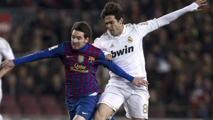 Kaka đối đầu Messi khi thi đấu cho Real. Ảnh: AFP