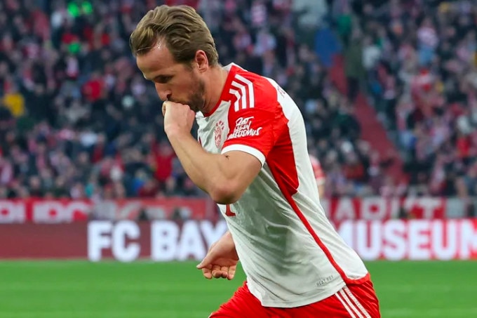 Harry Kane mừng bàn vào lưới Gladbach. Ảnh: imago