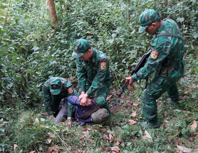 Đại úy Vũ Văn Cường (giữa) trấn áp đối tượng trong một chuyên án tại khu vực biên giới. Ảnh: NVCC