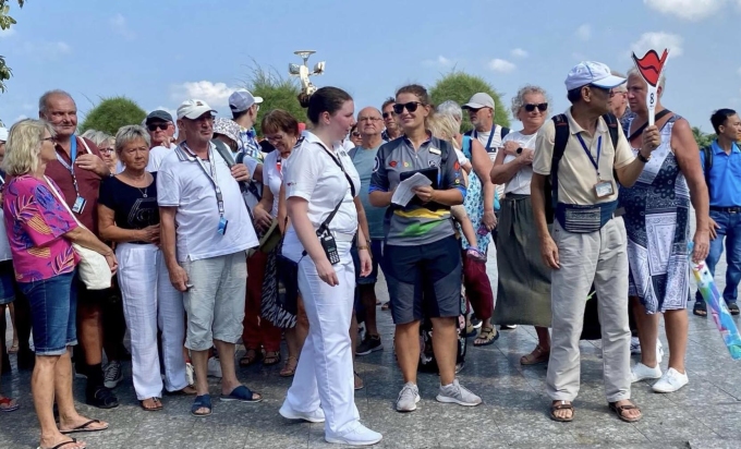 [Caption]Du khách trên tàu AIDAbella vừa cập cảng Dương Đông, TP Phú Quốc có một ngày tham quan tại đây. Ảnh: Sở Du lịch Kiên Giang