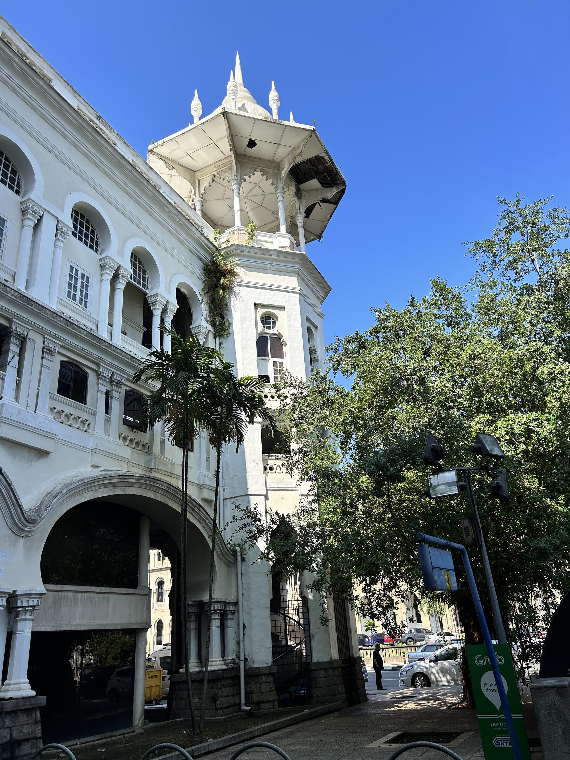 ជ្រុងមួយនៃស្ថានីយ៍រថភ្លើង Kuala Lumpur ចាស់ Một góc sân ga cổ Kuala Lumpur