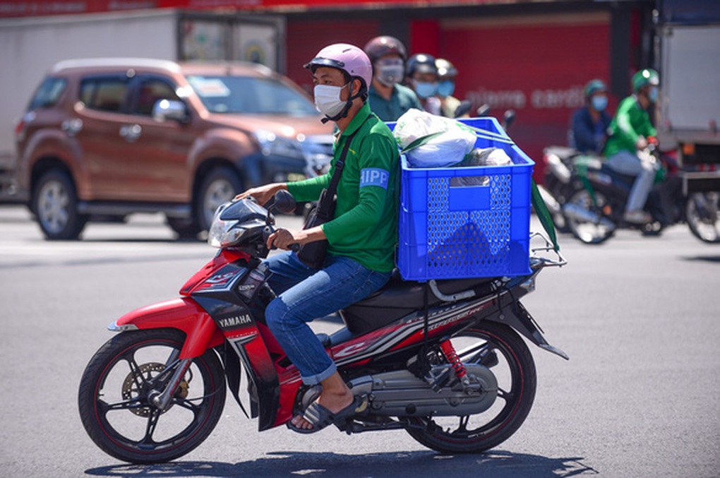 Khó tìm shipper vận chuyển nội thành, phí ship tăng ngày cận Tết - 1