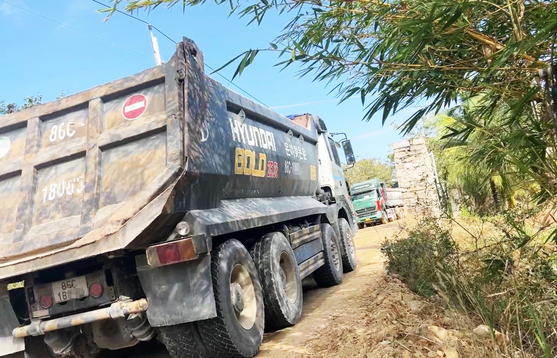 'Xẻ thịt' đồi đất ven hồ sông Dinh (Bình Thuận): 'Khoáng tặc' công khai lộng hành- Ảnh 1.