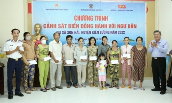 Bộ Tư lệnh Vùng Cảnh sát biển 4 đẩy mạnh các hoạt động đồng hành với ngư dân