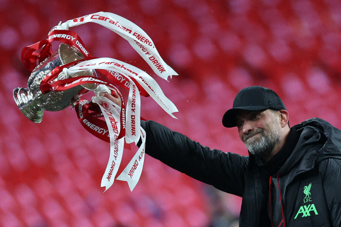 HLV Jurgen Klopp nâng Cup Liên đoàn sau khi cùng Liverpool hạ Chelsea 1-0 trong trận chung kết trên sân Wembley ngày 25/2/2024. Ảnh: AFP