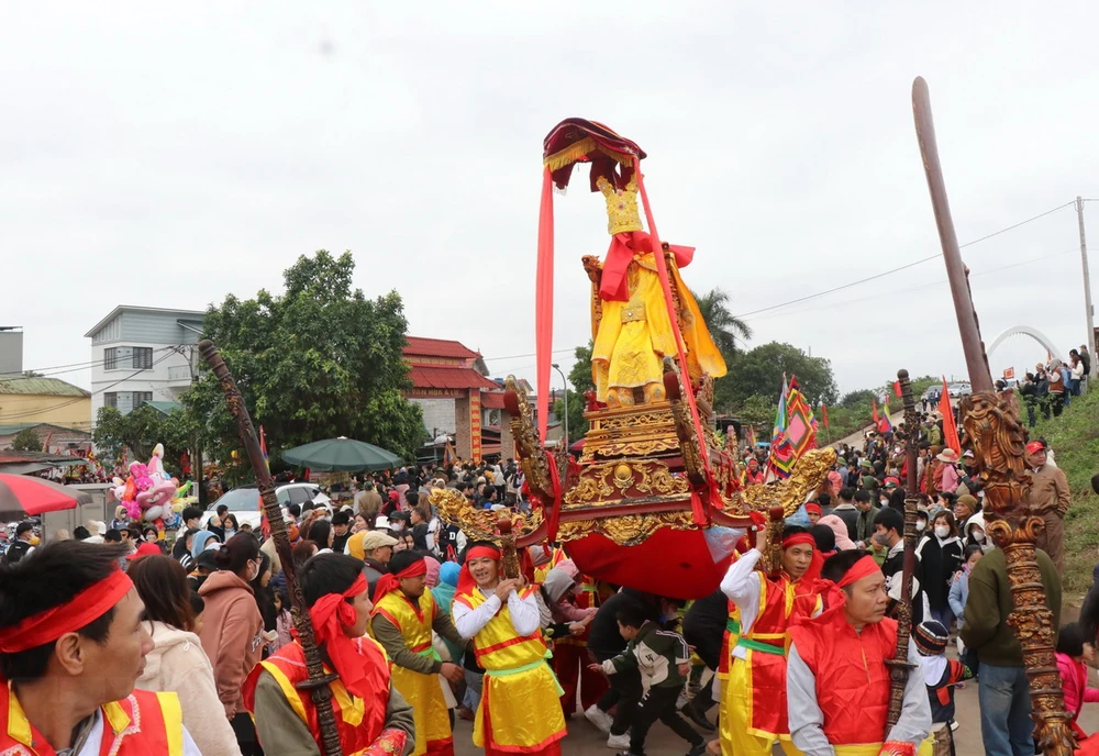 Nghi thức rước từ Đền ra Lăng Kinh Dương Vương theo nghi lễ truyền thống. (Ảnh: Thanh Thương/TTXVN)