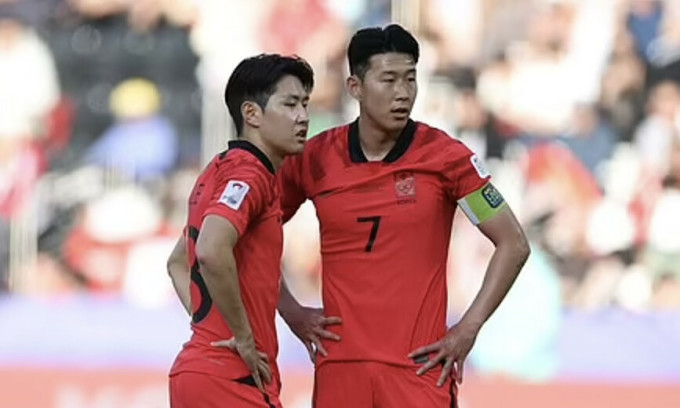 Lee Kang-in (trái) và Son Heung-min trước một quả phạt trực tiếp của Hàn Quốc tại Asian Cup 2023 ở Qatar tháng 1/2024. Ảnh: Xinhua