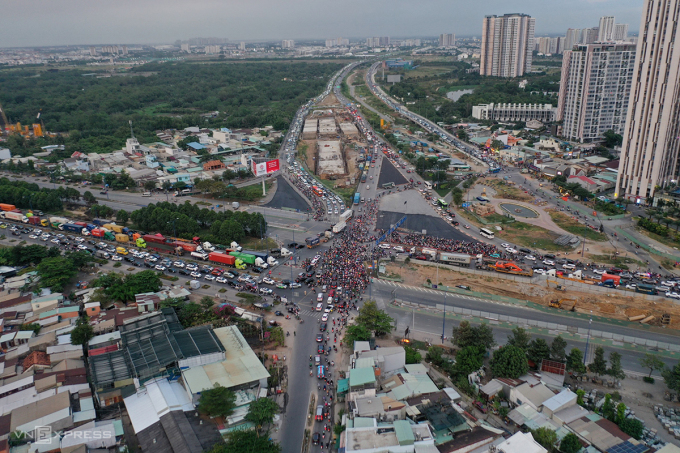 Xe nối đuôi nhau qua nút giao An Phú, TP Thủ Đức dịp Tết Dương lịch 2024. Ảnh: Quỳnh Trần