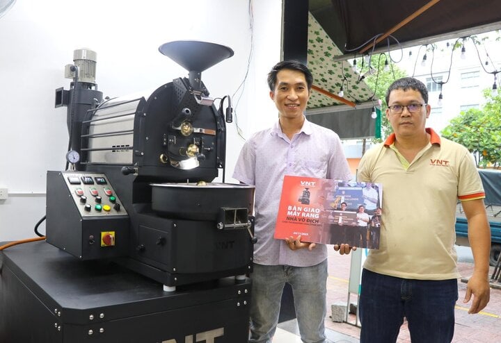 Hình ảnh champion hạng mục Roastery Challenge cùng quà tặng nhà tài trợ độc quyền VNT.