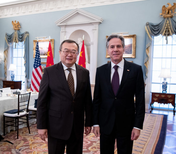 Ông Lưu (trái) gặp Ngoại trưởng Mỹ Antony Blinken tại Washington ngày 12/1. Ảnh: AFP