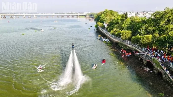 Mãn nhãn với màn biểu diễn Fly Board trên sông Đồng Nai ảnh 2