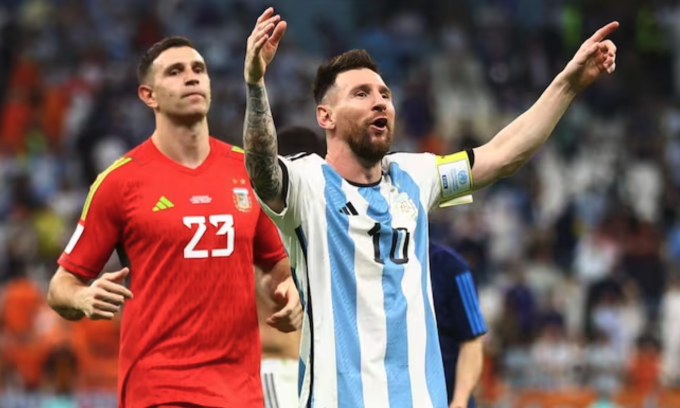 Martinez và Messi trong trận Argentina thắng Hà Lan ở tứ kết World Cup 2022 ngày 10/12/2022. Ảnh: Reuters