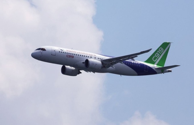 Máy bay C919 của Comac bay trình diễn tại Singapore, trước thềm Triển lãm Hàng không Singapore hôm 18/2. Ảnh: Reuters