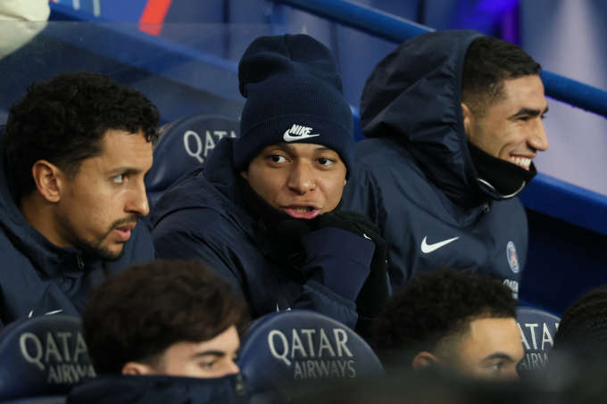 Tiền đạo Kylian Mbappe (giữa) ngồi trên ghế dự bị trong trận PSG thắng ngược Lille 3-1 ở vòng 21 Ligue 1 trên sân Parc des Princes, Paris ngày 10/2. Ảnh: AFP