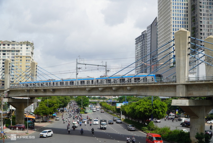 Tàu Metro chạy ngang đường Điện Biên Phủ, quận Bình Thạnh. Ảnh: Gia Minh