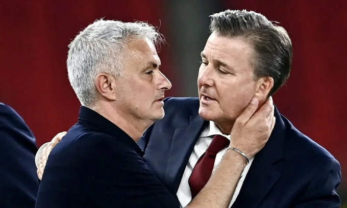 HLV Jose Mourinho (trái) và tỷ phú Dan Friedkin sau trận chung kết UEFA Conference League trên sân Kombetare, thành phố Tirana, Albania, ngày 25/5/2022. Ảnh: asromalive