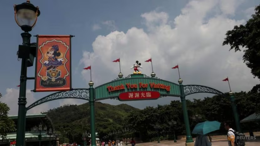 tau luon sieu toc o disneyland hong kong bi mac ket 12 nguoi duoc giai cuu hinh 1