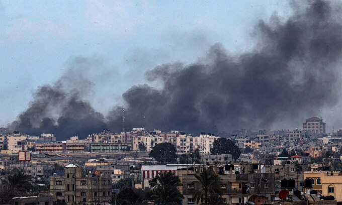 Khói bốc lên sau trận không kích của Israel nhằm vào thành phố Khan Younis, Dải Gaza ngày 15/2. Ảnh: AFP